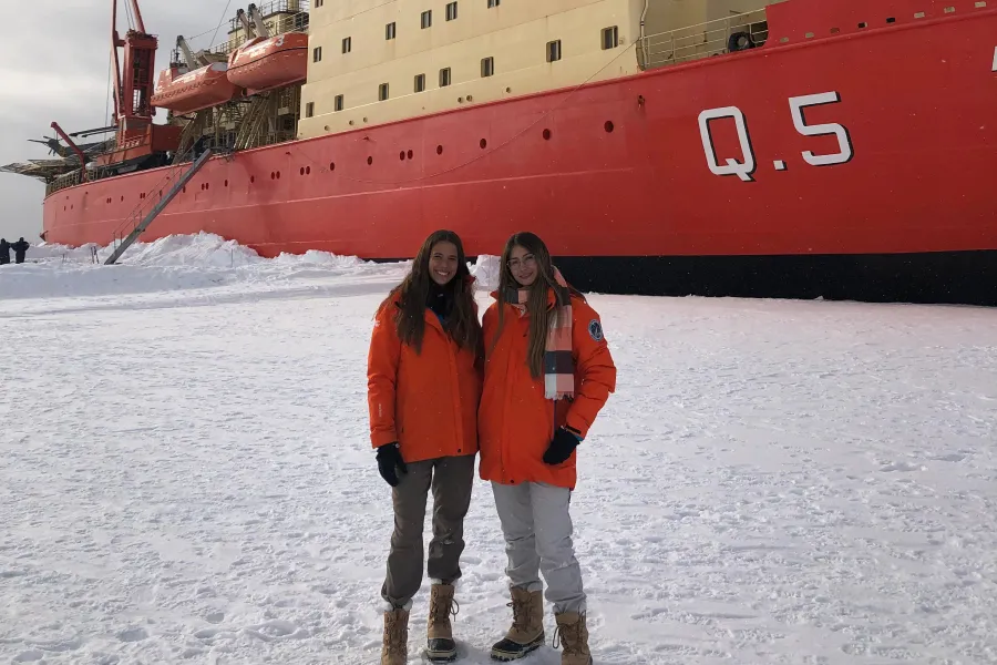 DESDE EL ARA ALMIRANTE IRIZAR. Las jóvenes tucumanas exploraron la biodiversidad de la Antártida. / CORTESÍA LOURDES ALBERTUS.