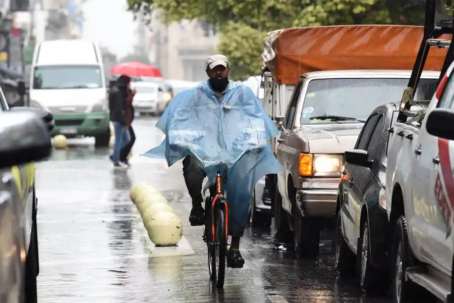 MOJADO. El SMN anuncia que el viernes comenzaría bajo lluvias y tormentas en toda la provincia.