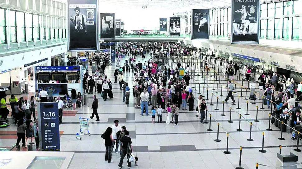 EZEIZA. Las crisis recurrentes motivaron el éxodo de argentinos.