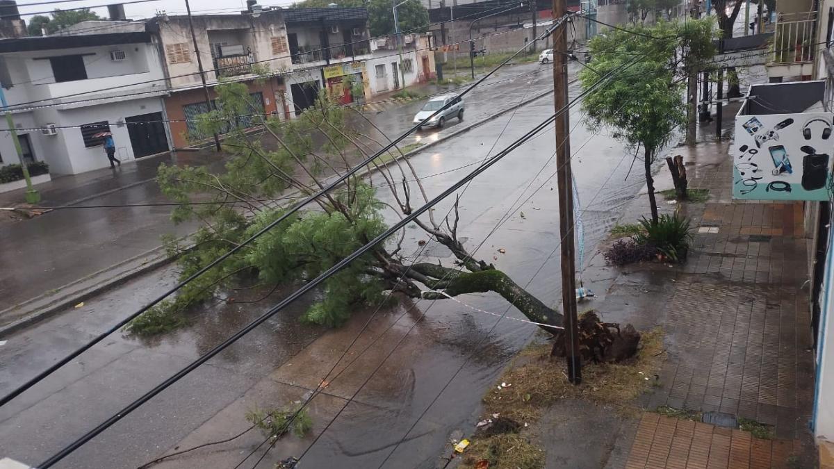 Tras una madrugada de tormenta, Tucumán recobra la calma pero enfrenta los daños