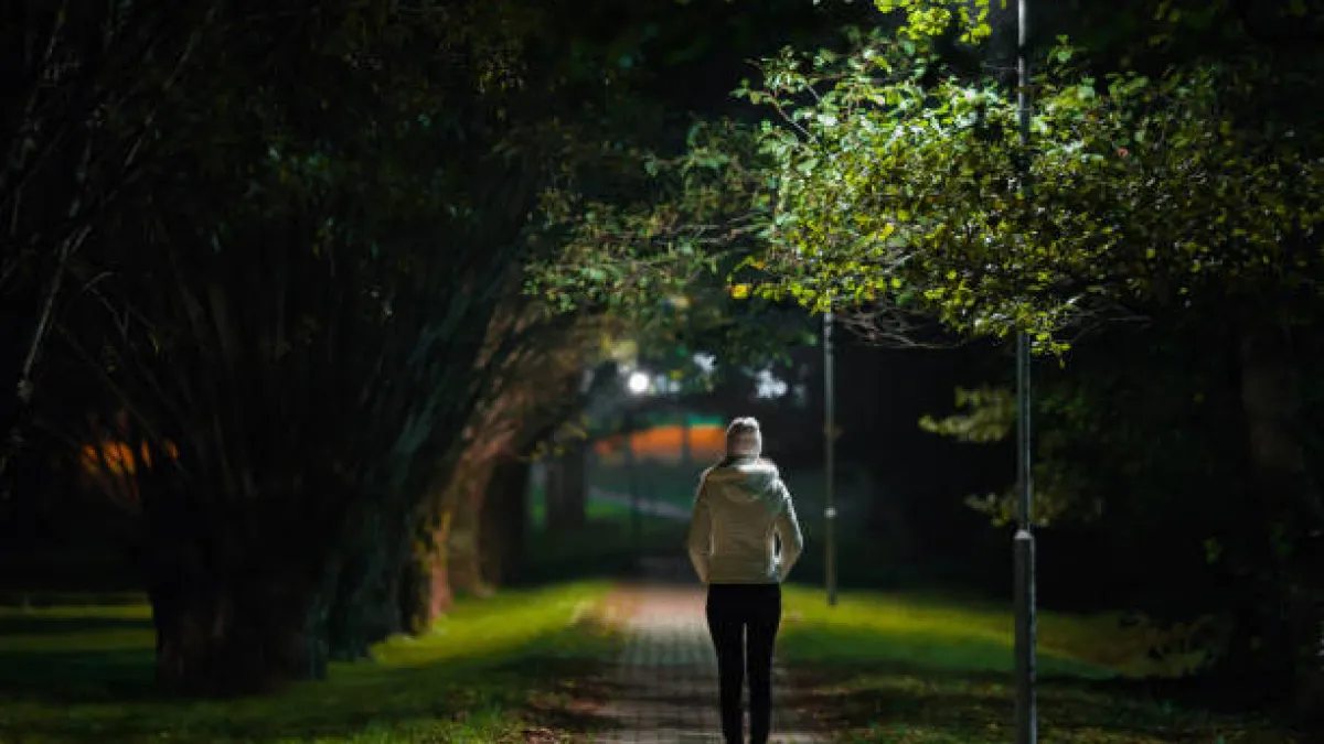Una caminata nocturna puede ayudar a mejorar nuestro dia posterior. 