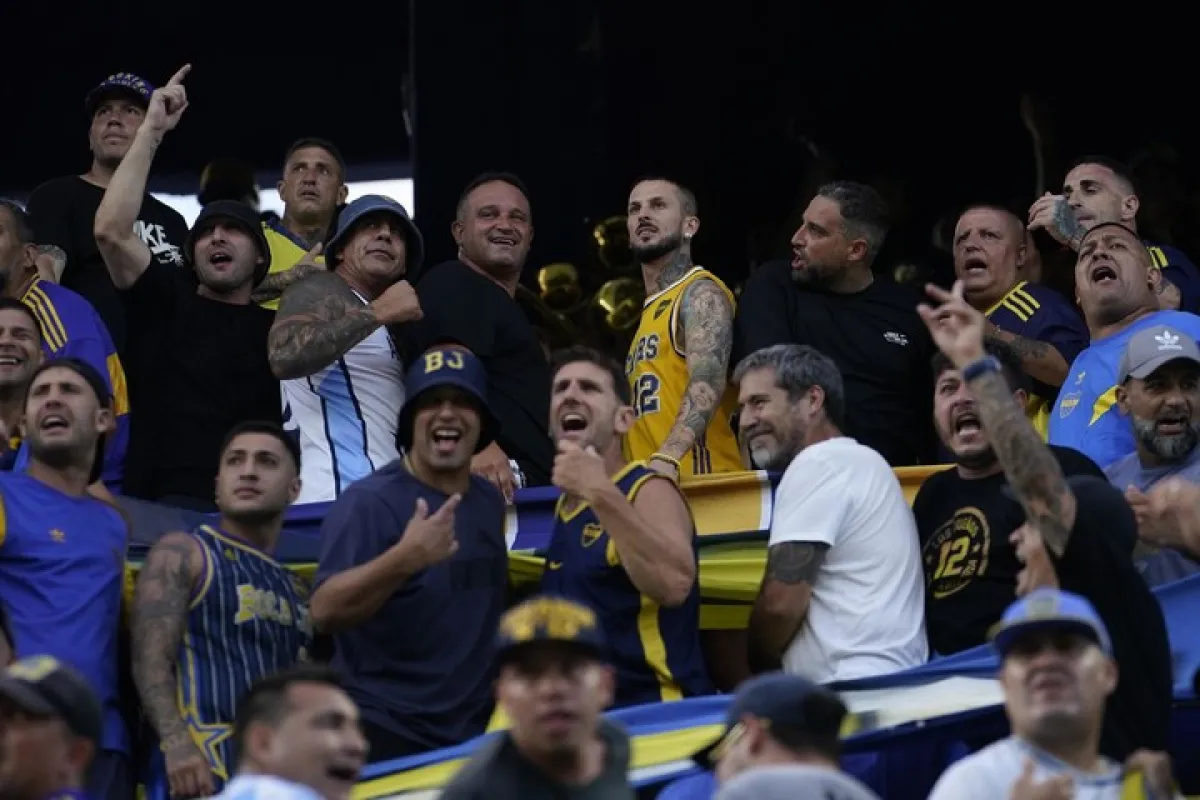 Benedetto volvió a La Bombonera y alentó a Boca junto a la “12”