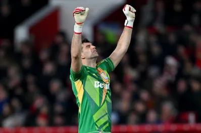 La gran atajada de “Dibu” Martínez en la derrota del Aston Villa frente a Nottingham en la Premier League