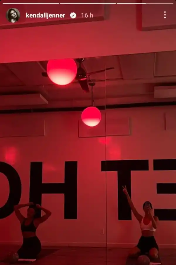 Kendall Jenner en historias de Instagram en un estudio de hot pilates en Los Ángeles.