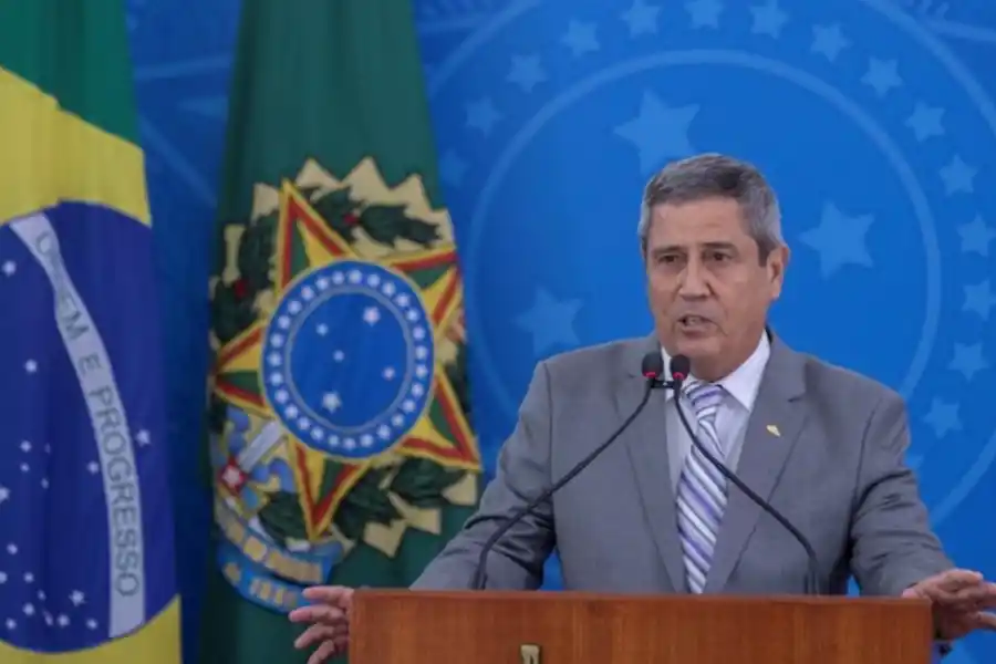 Braga Netto, ex ministro de Defensa de Brasil durante la presidencia de Jair Bolsonaro. Foto tomada de clarin.com.ar.    