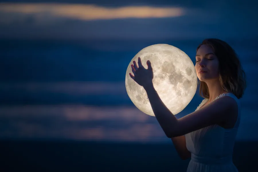 La Luna llena y el fin de mercurio retrógrado invitan a desandar las tierras infértiles de la espiritualidad y a comunicarse mejor.