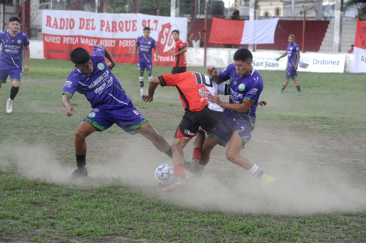 NO PASARÁS. El conductor de Sportivo Guzmán, Ángel Amaya, trata de eludir a Matías Vázquez y Lautaro Gómez, de Graneros. El mal estado campo no ayudó para que se pueda ver un buen espectáculo.