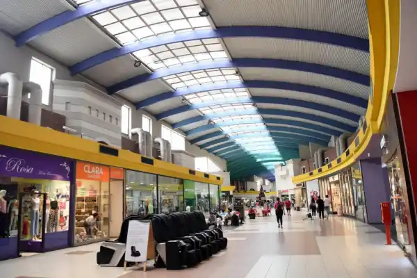 El consumo en mayoristas cayó por tercer mes seguido y en shoppings registró su primera baja en 8 meses