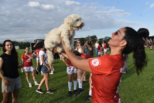 Cañeras ganó la Copa de Oro de Las Cañas, con goles, emoción y una perrita traviesa