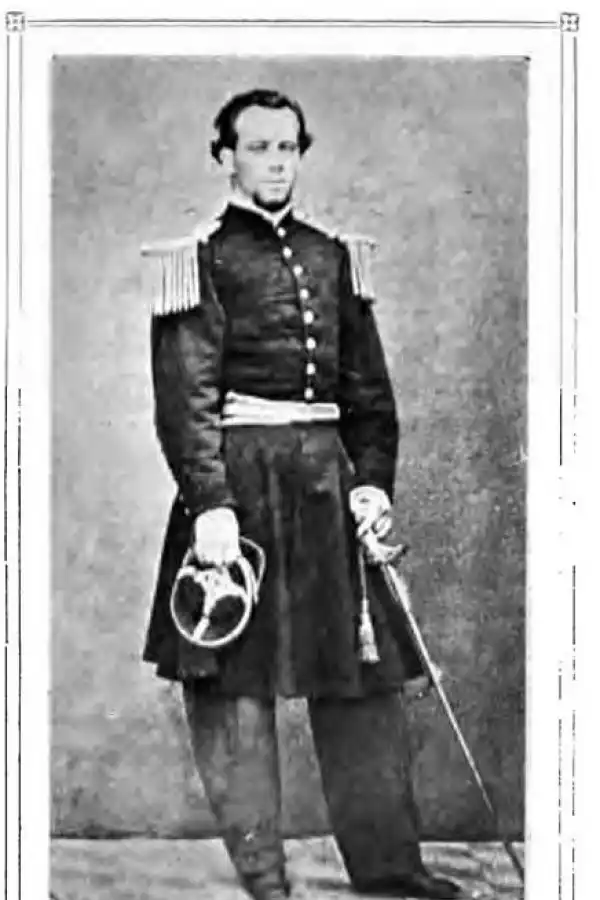 DE UNIFORME MILITAR. El ilustre tucumano posa cuando era mayor en 1865; desde el Ejército forjó su proyección nacional.