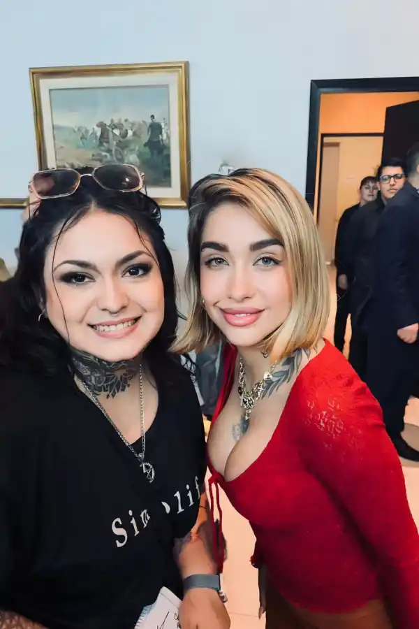 REGALO. Agustina Tapia y Micaela Barraza le hicieron una muñeca.