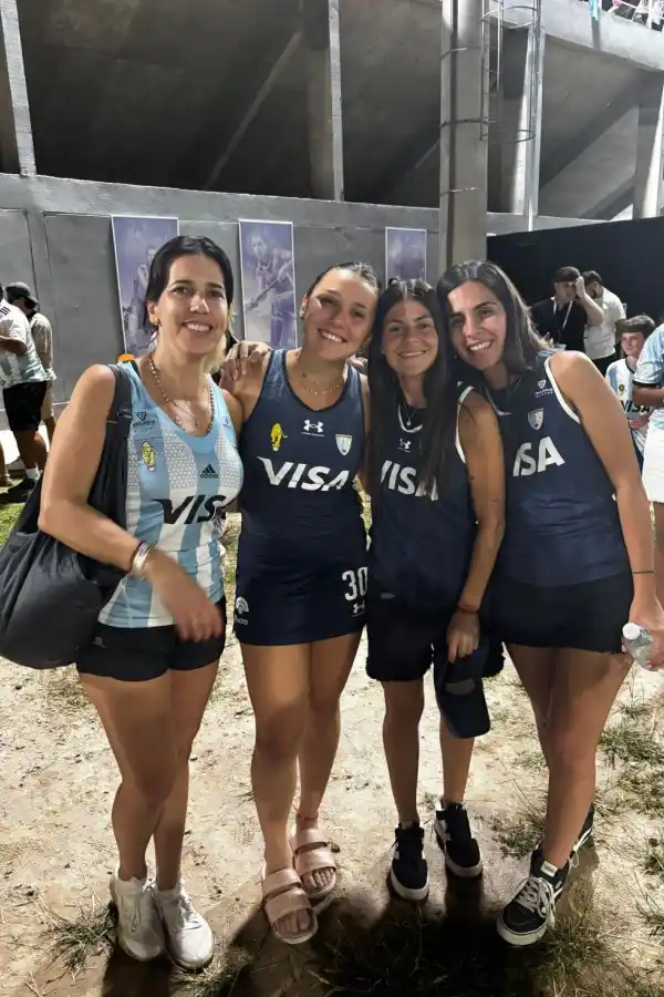 APOYO. La Leona (juega con el número 30) estuvo acompañada por su mamá, Valeria, y sus ex compañeras de Tucumán Rugby, Guadalupe Novillo y Sofía Petray. Pese a su lesión, la victoria frente a las mejores la dejó feliz. 
