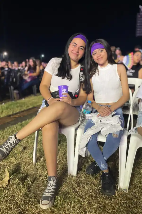 MOMENTO ESPECIAL. Las jóvenes primas compartieron una noche mágica en el VIP del Hipódromo. LA GACETA/ FOTO DE VERÓNICA LEIVA 