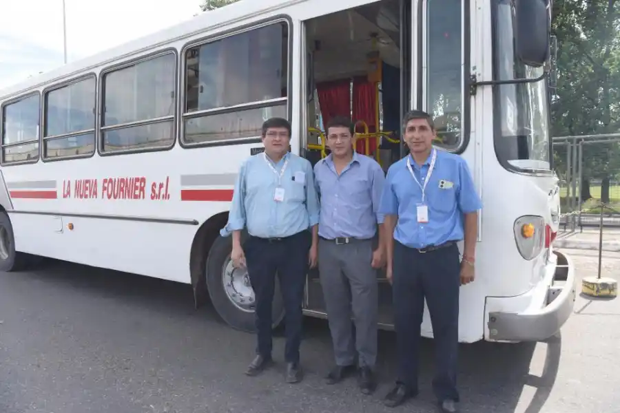CHOFERES. Hugo Echenique (primero a la izquierda) y dos colegas.