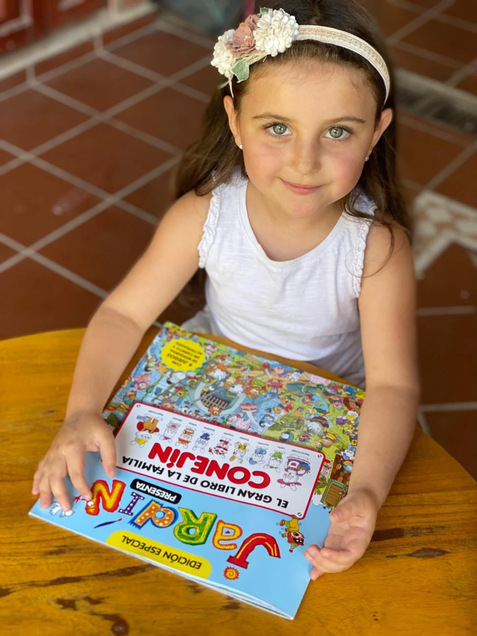 ENTRETENIMIENTO. Páginas con juegos, un cuento y un set de lápices de colores.