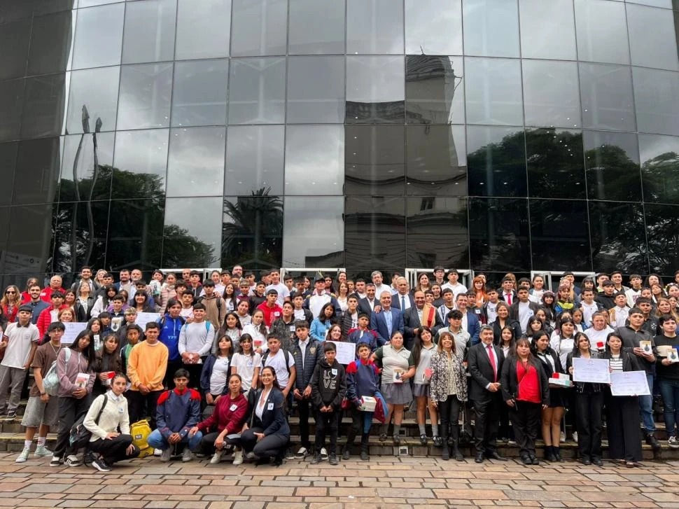 PARTICIPANTES. Foto general en la Legislatura de los representantes de las instituciones que participaron del concurso “Un corto para la historia”.