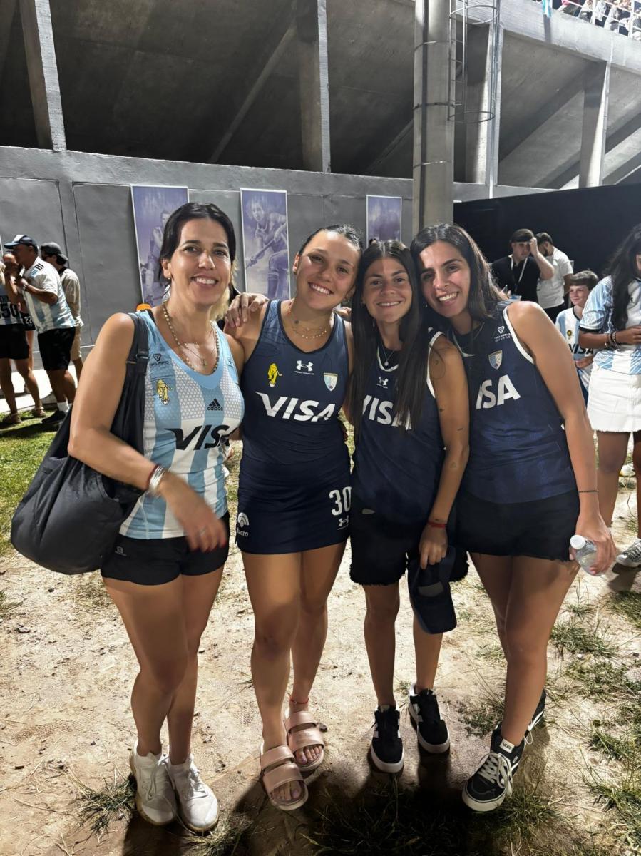 APOYO. La Leona (juega con el número 30) estuvo acompañada por su mamá, Valeria, y sus ex compañeras de Tucumán Rugby, Guadalupe Novillo y Sofía Petray. Pese a su lesión, la victoria frente a las mejores la dejó feliz. 