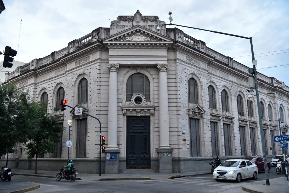 EX RENTAS. El edificio, ubicado en San Martín y Maipú, está sin uso.