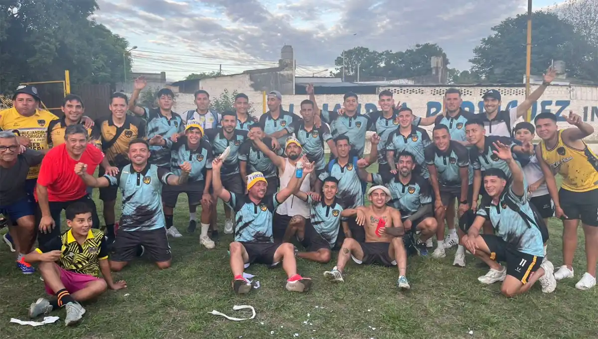 Los festejos del plantel de Talleres de Tafí Viejo.