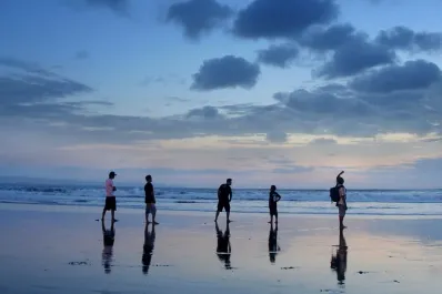 Vacaciones 2025: el pueblo con playa, bosque y atracciones para niños