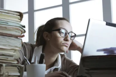 Los trabajos con mayores niveles de infelicidad, según un estudio de la Universidad de Harvard