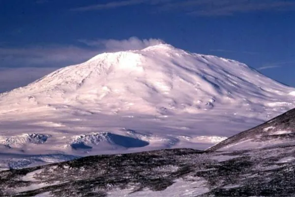 La ciencia analiza si el deshielo podría despertar a los volcanes de los polos