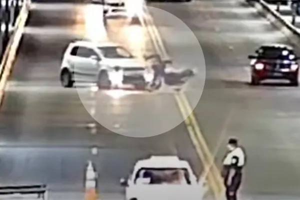 Video: Intentó evadir un control y chocó a una moto en el puente de Banda del Río Salí