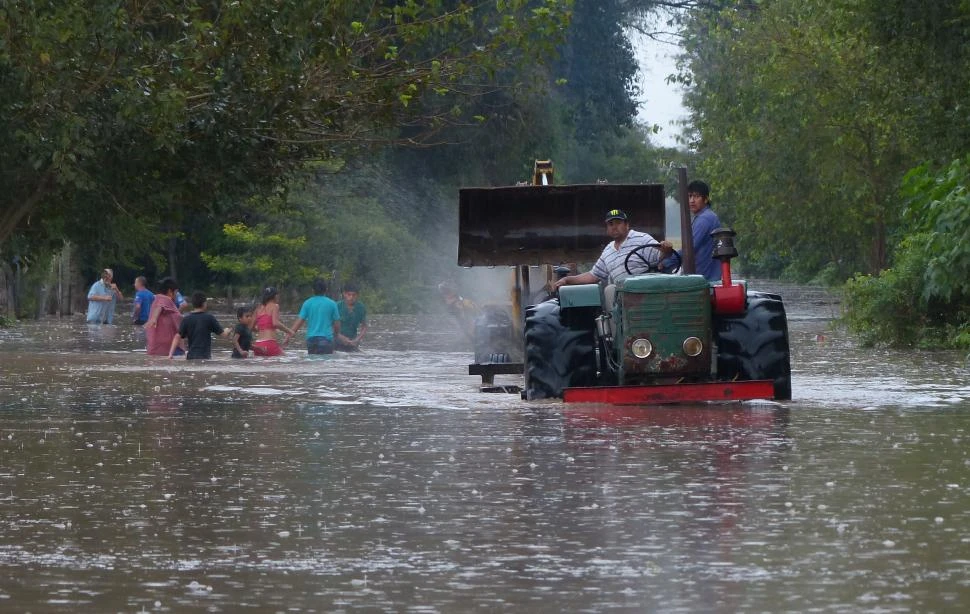 BAJO EL AGUA. La emergencia Hídrica y Social habilita medidas de excepción en favor de usuarios inundados. la gaceta / foto de osvaldo ripoll