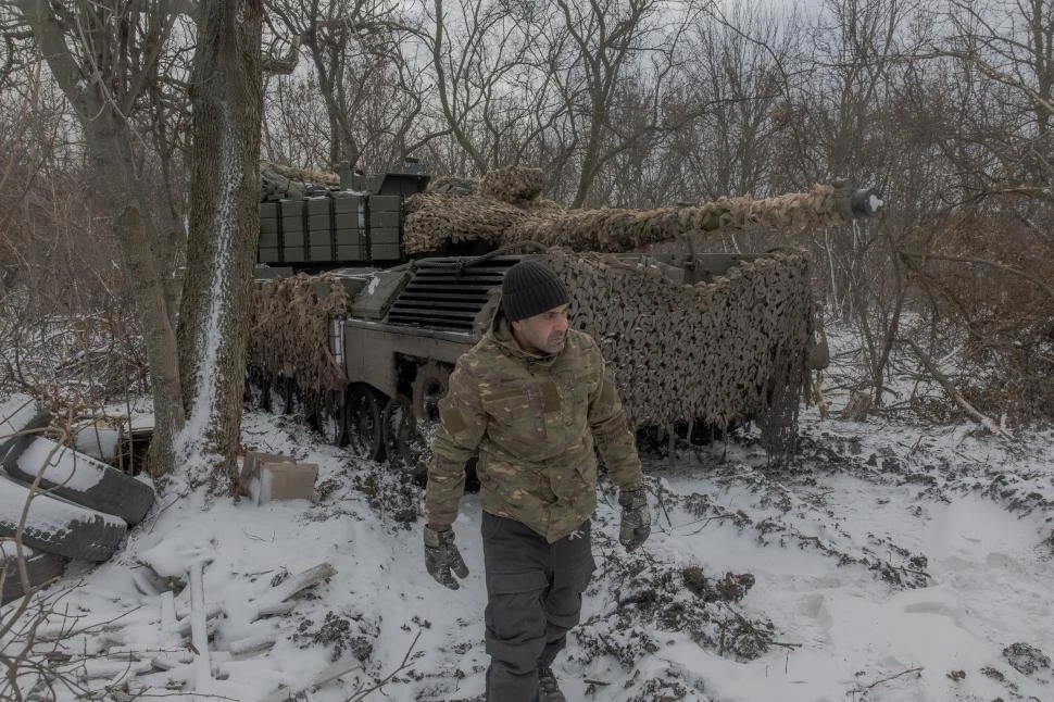 COMBATE. Los tanques Leopard 1A5 esperan estacionados en Donetsk.