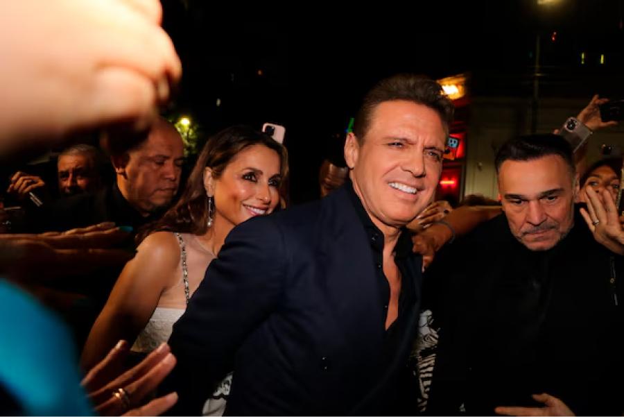 Un grupo de fanátias acompaña a Luis Miguel dondequiera que vaya.