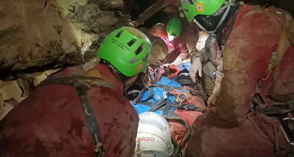 Los equipos de rescate atienden a Ottavia Piana, una espeleóloga atrapada en la cueva de Bueno Fonteno, cerca de Bérgamo, Italia. Fotografía: AP