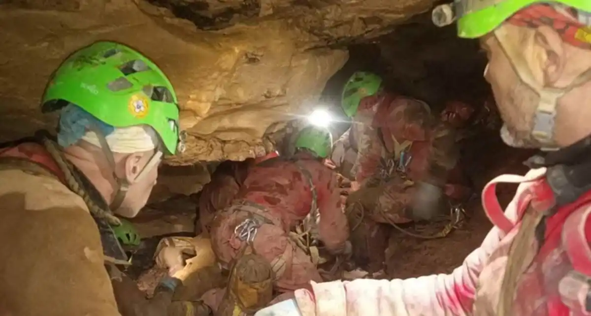 La espeólogo se encuentra receptiva y sana. 