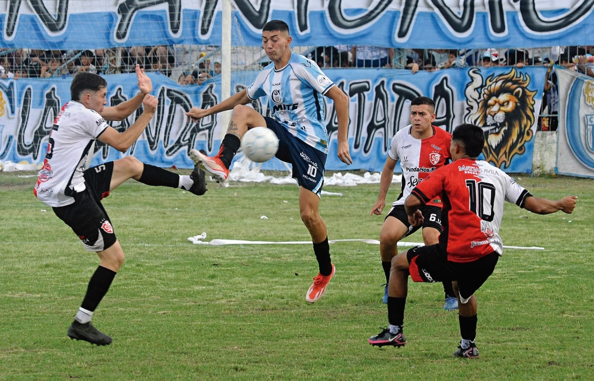 OTRA VEZ. Lucas Naranjo, de los “Leones”, y Lucas Sánchez, de Sportivo, se medirán nuevamente el jueves 26 en cancha de All Boys. 