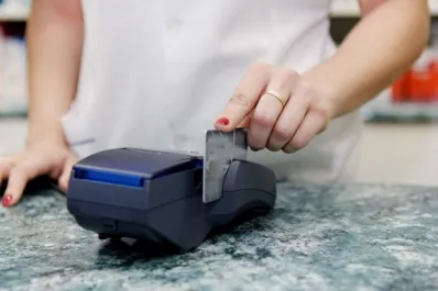 Quiénes son los no confiables que no podrán usar tarjetas de débito y crédito, según ARCA