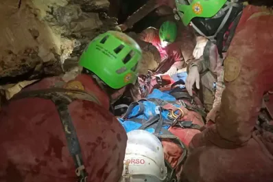 Rescatan a una investigadora atrapada a 585 metros bajo tierra en un complejo sistema de cuevas en Italia
