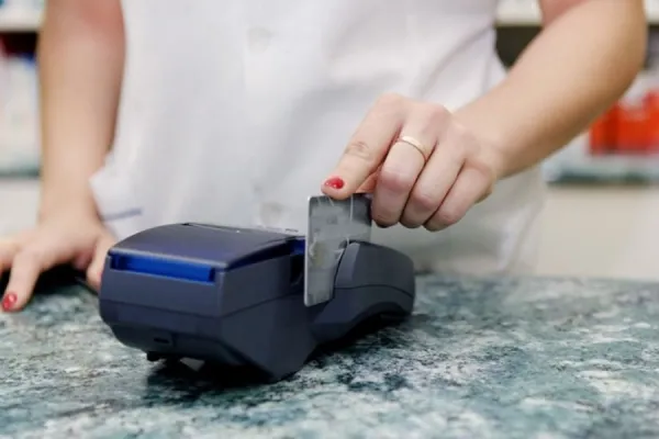 Quiénes son los no confiables que no podrán usar tarjetas de débito y crédito, según ARCA