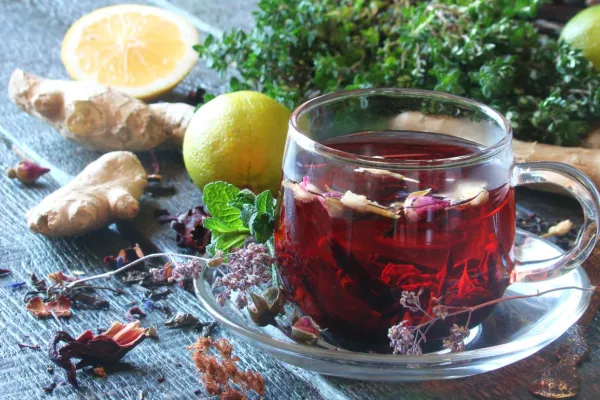El té ideal para mayores de 50 años: ayuda a dormir mejor, relaja y desinflama el abdomen