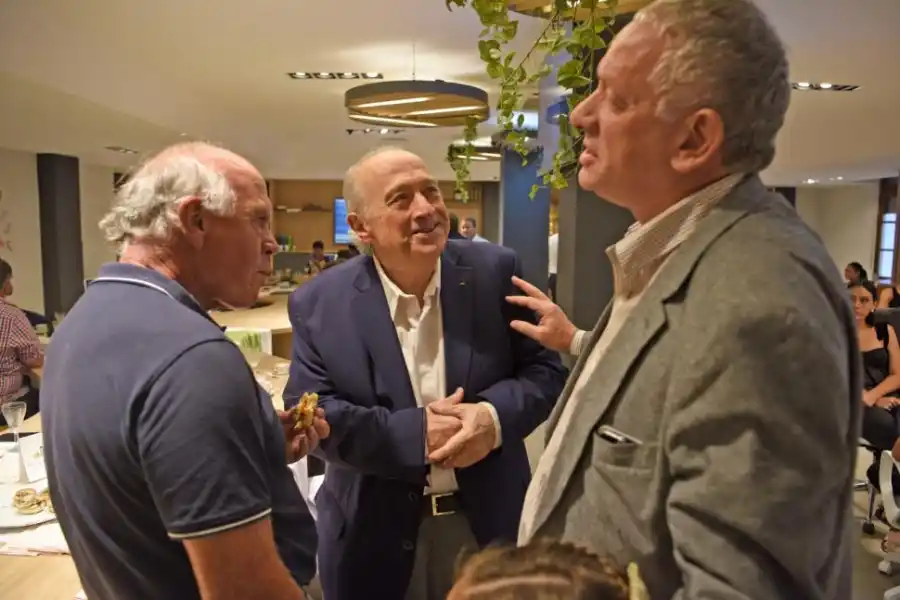 ENCUENTRO. Federico van Mameren, secretario general de LA GACETA (derecha) dialoga con Ricardo Sauze (izquierda) y Horacio Muratore (centro).