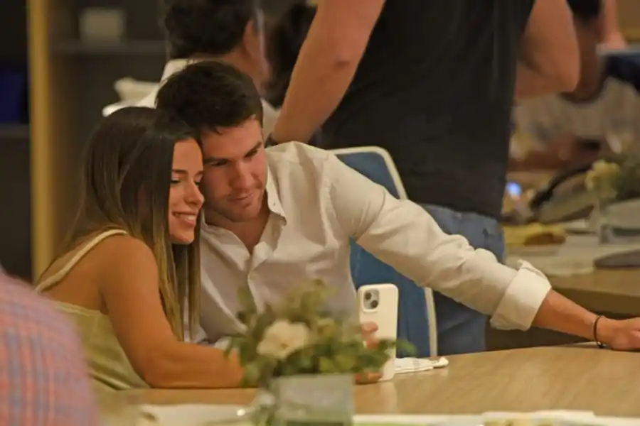 JUNTOS. Florencia, hermana de Nicolás Sánchez, fue la representante del rugbista en la fiesta del deporte de LA GACETA y disfrutó de la gala junto a su pareja.