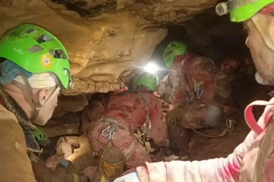 La espeólogo se encuentra receptiva y sana. 