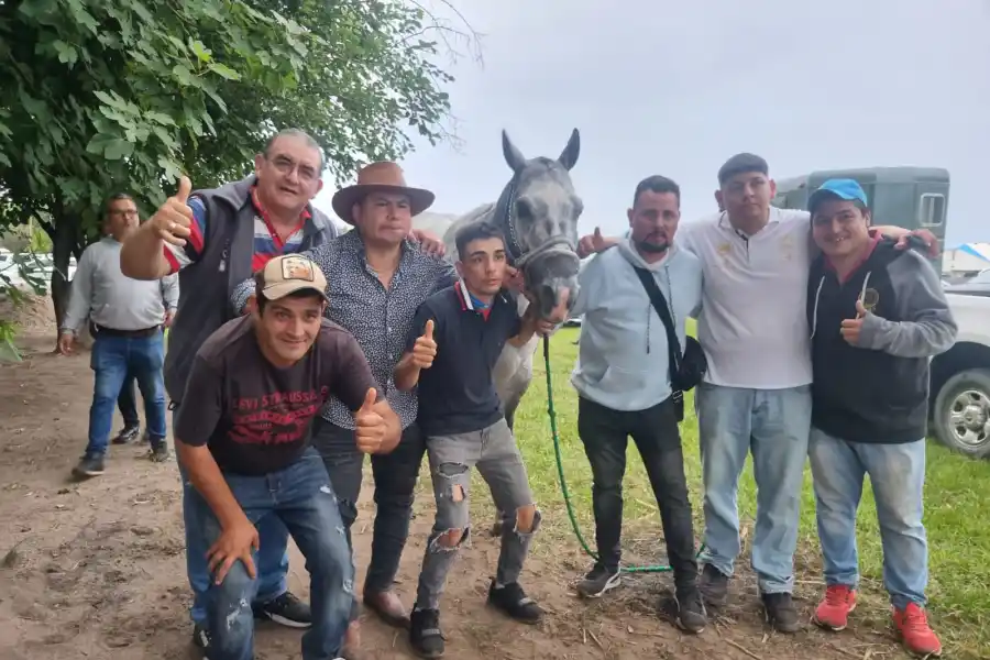 FELICES. La barra de Soñador festejó la gran victoria conseguida en Santa Rosa de Leales.