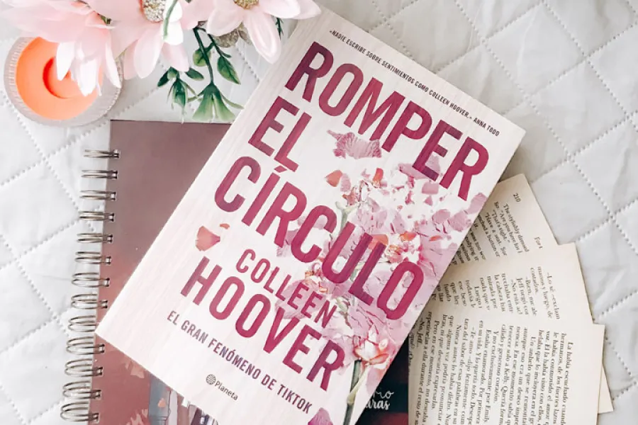 LIBRO POPULAR. Una novela de Colleen Hoover para regalar esta Navidad. / ATRAPADASENLASLETRAS.