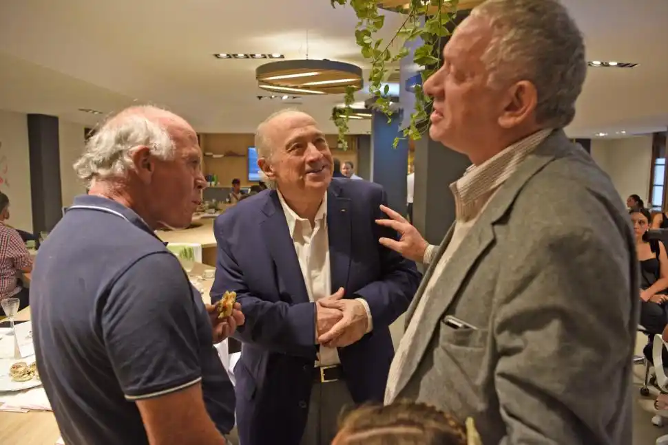 ENCUENTRO. Federico van Mameren, secretario general de LA GACETA (derecha) dialoga con Ricardo Sauze (izquierda) y Horacio Muratore (centro).