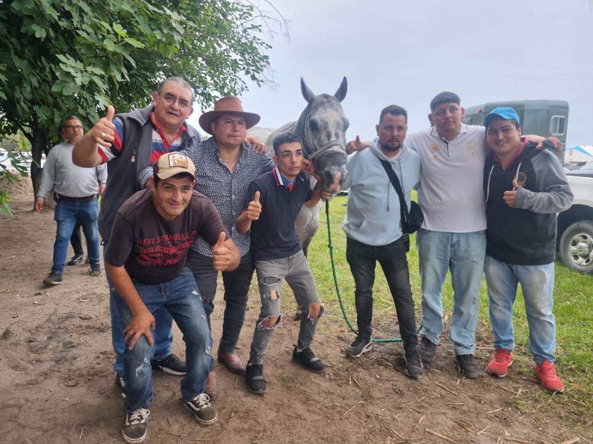 FELICES. La barra de Soñador festejó la gran victoria conseguida en Santa Rosa de Leales.