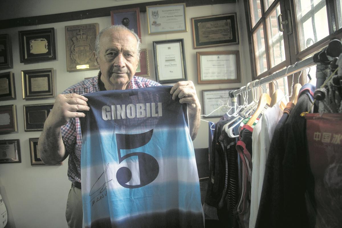 LA MÁS VALIOSA. El ex presidente de la FIBA tiene una camiseta de Ginobili. 