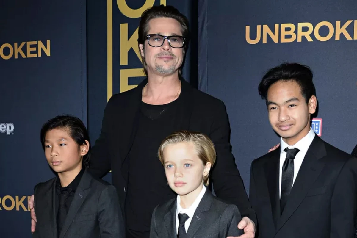 El actor Brad Pitt y sus hijos Pax Jolie-Pitt (izq.), Shiloh Jolie-Pitt (centro) y Maddox Jolie-Pitt. Foto:ROBYN BECK/AFP vía Getty