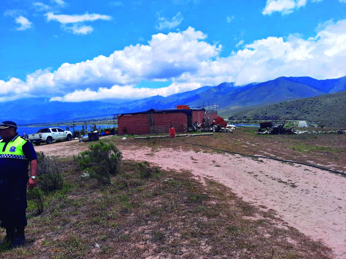 SORPRESA EN LOS VALLES. Los enviados a los valles descubrieron que había personas que seguían construyendo sus casas pese a la prohibición. 