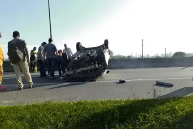 Video: un joven se dirigía a rendir una materia en la facultad y terminó volcando su camioneta