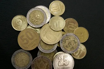 Ofrecen $500.000 por una moneda de 25 centavos que es atraída por imanes: cómo reconocerla