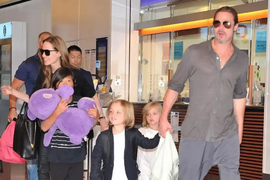 Brad Pitt, Angelina Jolie y algunos de sus hijos